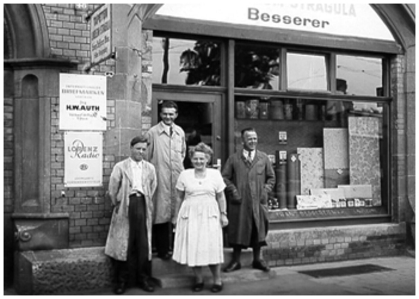 Historisches Ladenfoto Malerbetrieb Besserer — Team vor dem Geschäft